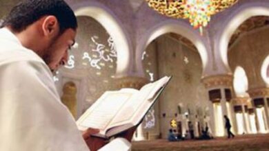 حكم إلقاء السلام على قارئ القرآن.. الإفتاء توضح