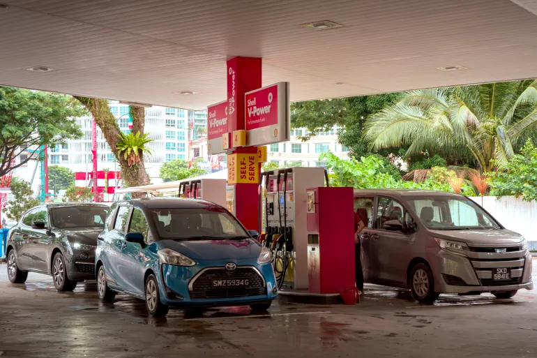 SINGAPORE, SINGAPORE - APRIL 07: Vehicles queue to buy fuel at a Shell petrol station on April 07, 2026 in Singapore. Singapore is strengthening its long-term energy resilience as the Iran conflict disrupts global supply routes, exposing vulnerabilities in import-dependent economies. The government has also formed a ministerial committee to address supply shocks and rising fuel and food prices. (Photo by Ezra Acayan/Getty Images)