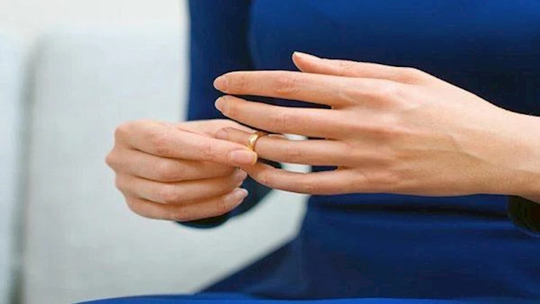 زوجة أمام محكمة الأسرة: "تخلى عن طفليه من زيجته الأولى